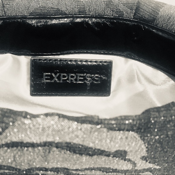 EXPRESS Silver & Gray Rose Print Clutch - Picture 6 of 6